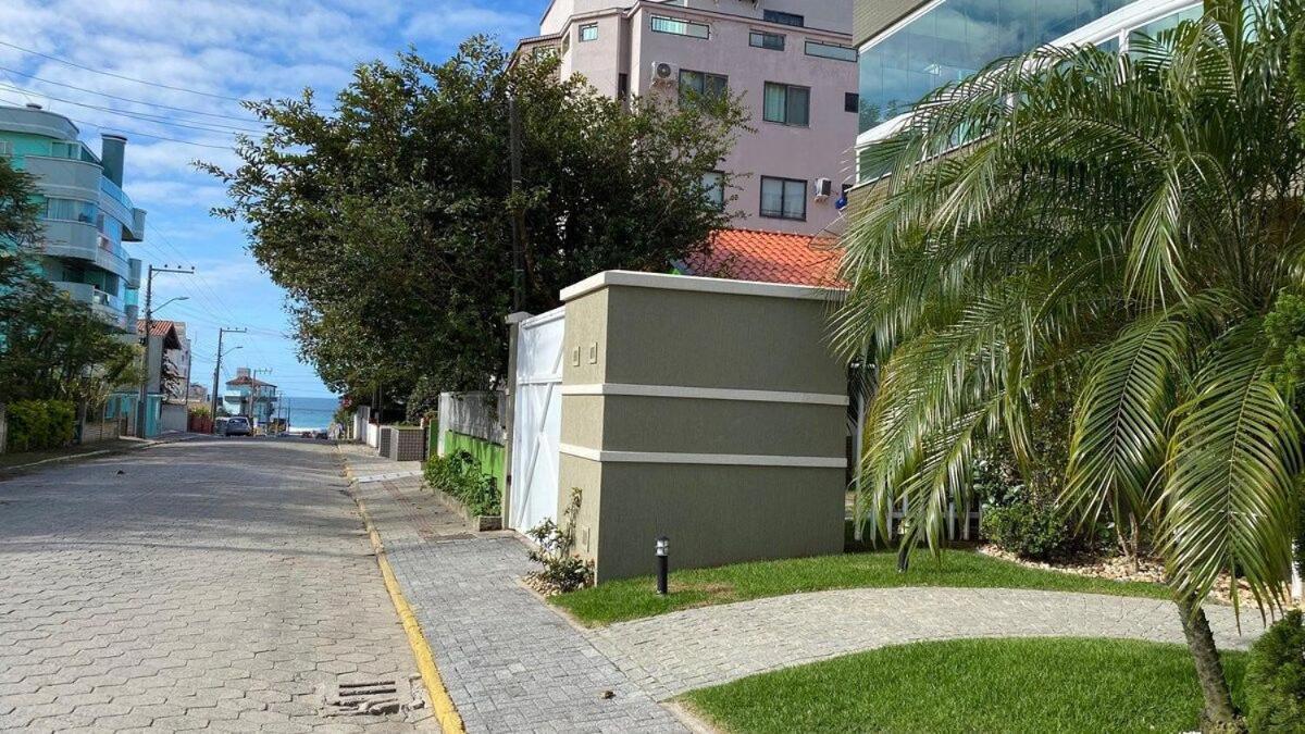 Garden Ville - Confortavel Apartamento Na Praia De Bombas Com Otima Localizacao ボンビーニャス エクステリア 写真